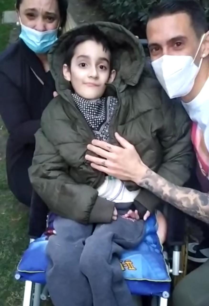 Di María recibió en su casa de Funes a un niño con discapacidad que quería saludarlo